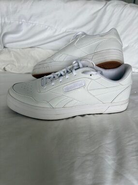 Reebok Womens White Low-Top Leather Sneakers with Gum Outsole Accent